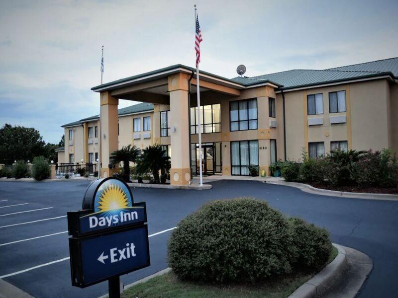 Days Inn By Wyndham Montgomery Exterior foto